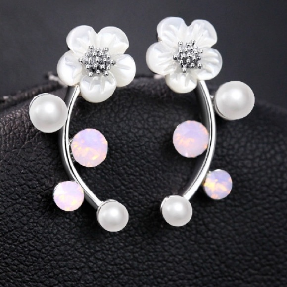 SOLD l Earrings - Picture 3 of 5